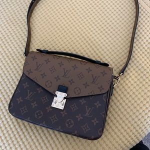 Métis Crossbody with Handle and Strap